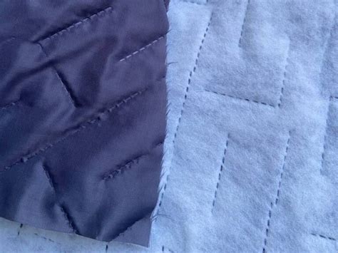 Detailní záběr na materiál kojenecké mikiny, ukazující prošev a podšívku