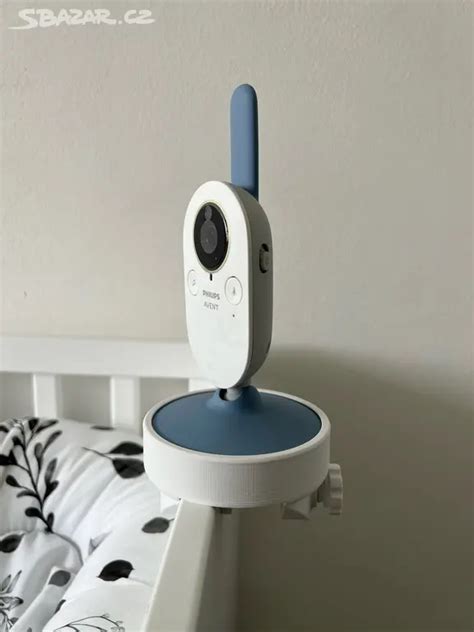 Detailní záběr na držák videochůvičky Philips Avent připevněný k postýlce