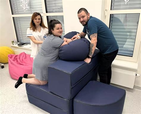 Žena v poloze na všech čtyřech během porodu