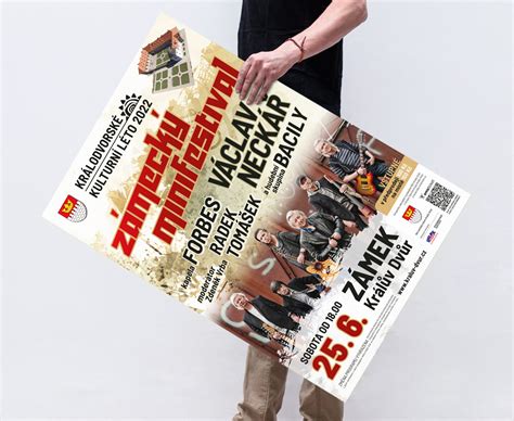 Příklady různých materiálů plakátů - dřevo, akryl, tisk