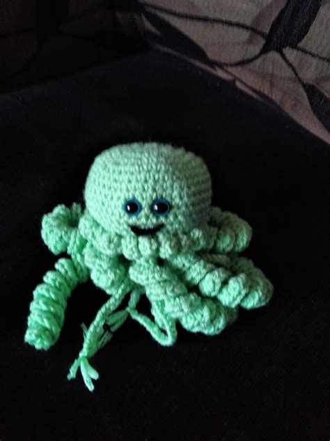 Ukázka různých dárků pro miminka: kolotoč, kniha, plyšová chobotnička