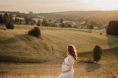 Silueta těhotné ženy při západu slunce