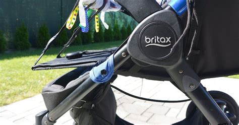 Detailní záběr na polohování sportovní sedačky a opěrky nohou kočárku