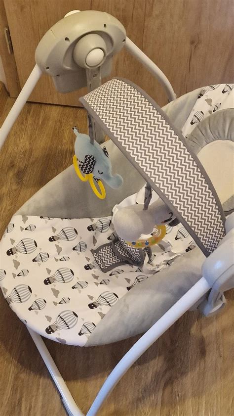 Dětské houpátko Kinderkraft Minky s kolotočem a hračkami