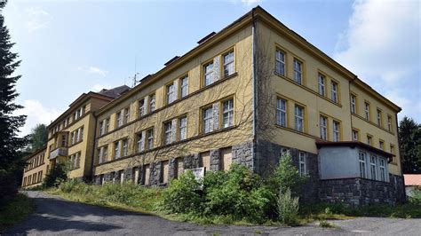 Hlavní průčelí bývalé porodnice v Jablonci nad Nisou, zdobené prvky art deco.