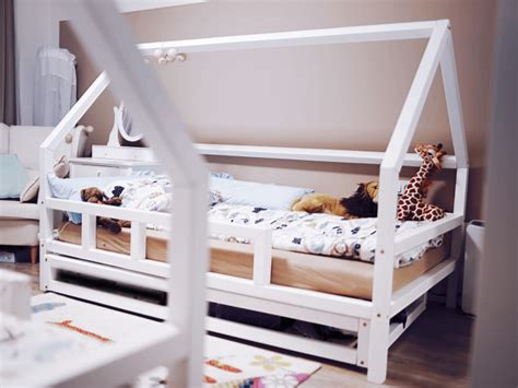 Ilustrační foto dětské domečkové postele s barevnými dekoracemi