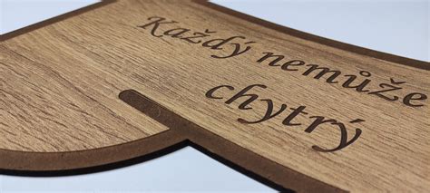 příklad dřevěné cedulky s jménem a datem narození