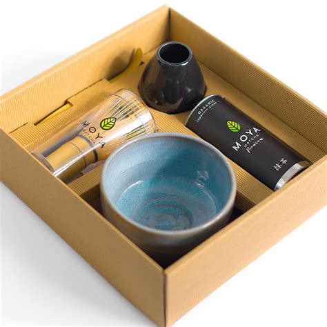 kompletní dárkový set s cedulkou, dřevěnou hračkou a úložným boxem