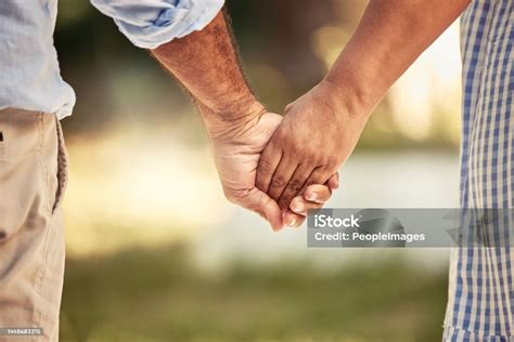 Ilustrační fotografie šťastného páru držícího se za ruce s náznakem těhotenského bříška