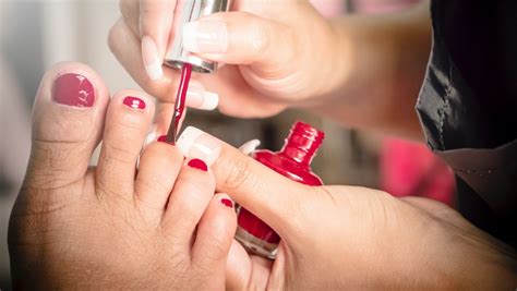 Ilustrační foto složení laku na nehty s důrazem na keratin a absenci škodlivých chemikálií