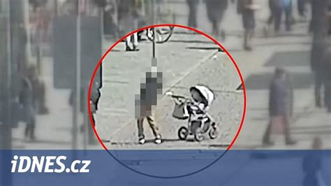 Fotografie Petry Procházkové sedící na zahradě se synem a psem