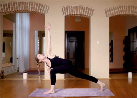 Dynamická sekvence pozic vinyasa jógy.