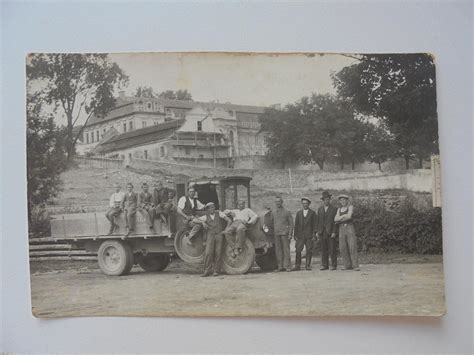 Historická fotografie dělníků pracujících na stavbě Dělnického domu.