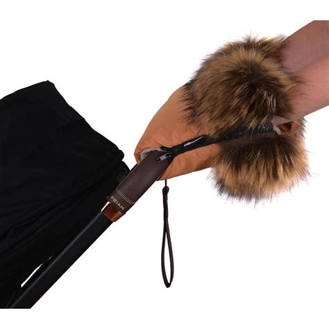 Ilustrační obrázek modrého rukávníku s kožíškem na rukojeti kočárku