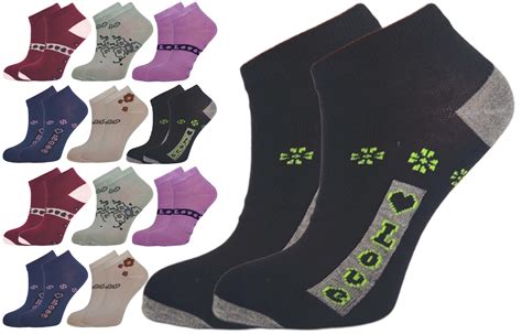 Koláž různých typů dámských ponožek.