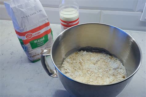 Infografika s postupem přípravy umělého mléka.