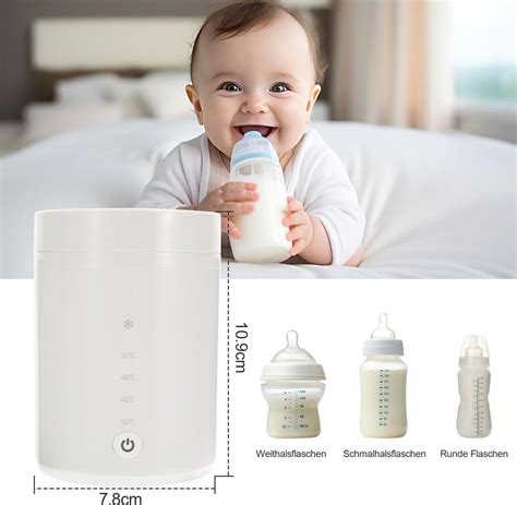 Dítě s lahví umělého mléka a malou miskou jáhlové kaše