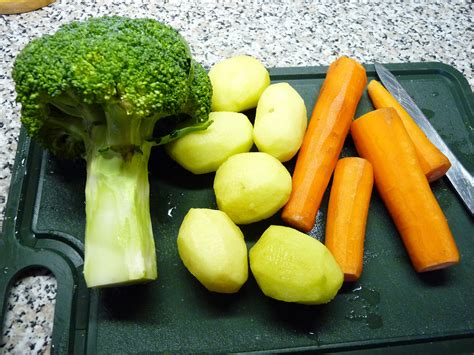 Různé druhy čerstvé zeleniny připravené k vaření (mrkev, brambory, brokolice, dýně)