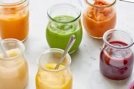 Ukázka hotových dětských příkrmů v miskách