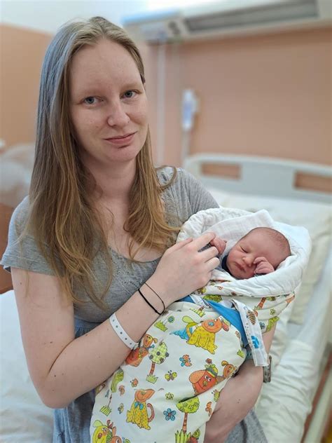 Rodina s novorozencem při bondingu v porodnici Mělník