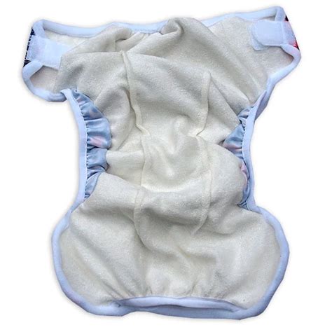 Detailní pohled na vnitřní stranu kapsové pleny AIO s označením kapsy pro vkládací plenu a Stay-Dry vrstvy.