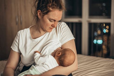 Ilustrace snadného přístupu k prsu během kojení s noční košilkou