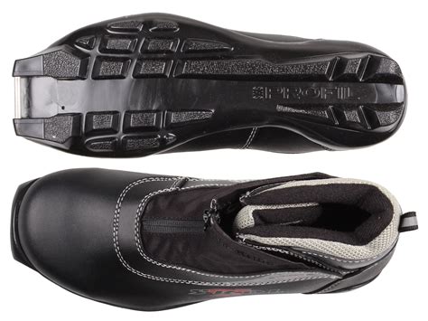 Ukázka barefoot botiček s detailním pohledem na jejich flexibilní podrážku a širokou špičku.