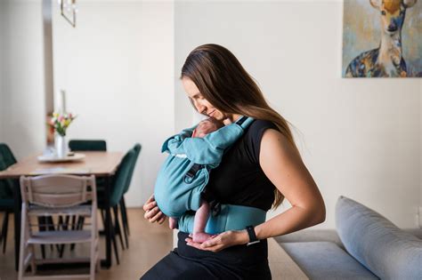 ilustrace správné ergonomické pozice dítěte v nosítku