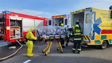 Série ilustrací zobrazujících různé techniky transportu pacienta jedním zachráncem.
