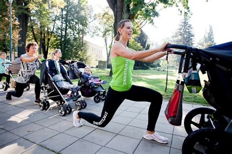 Maminky s dětmi cvičící venku s kočárky
