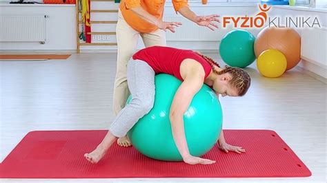 Maminka cvičící na velkém gymnastickém míči