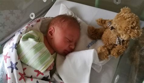 Narozené miminko v náručí rodičů