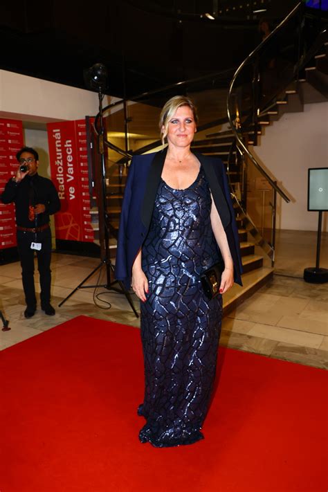 Obrázek: Portrét Mariky Šoposké na červeném koberci, s těhotenským výrazem a radostným nádechem