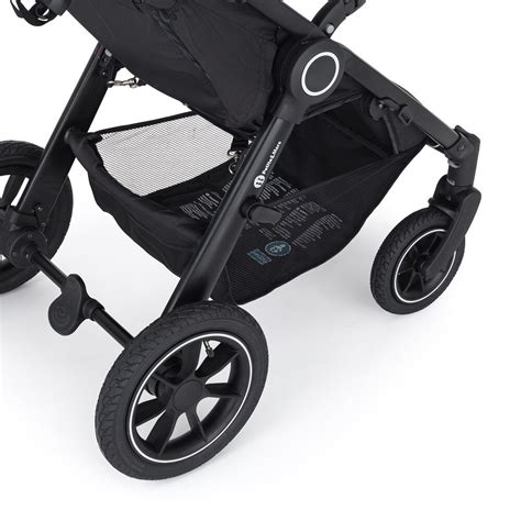 Detailní záběr na retro kola kočárku BabyActive Ballerina a jeho odpružení.