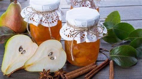 Infografika znázorňující podíl šťávy z švestek a hrušek, obsah vitamínu C, a rozdělení makroživin: bílkoviny, sacharidy, tuky.