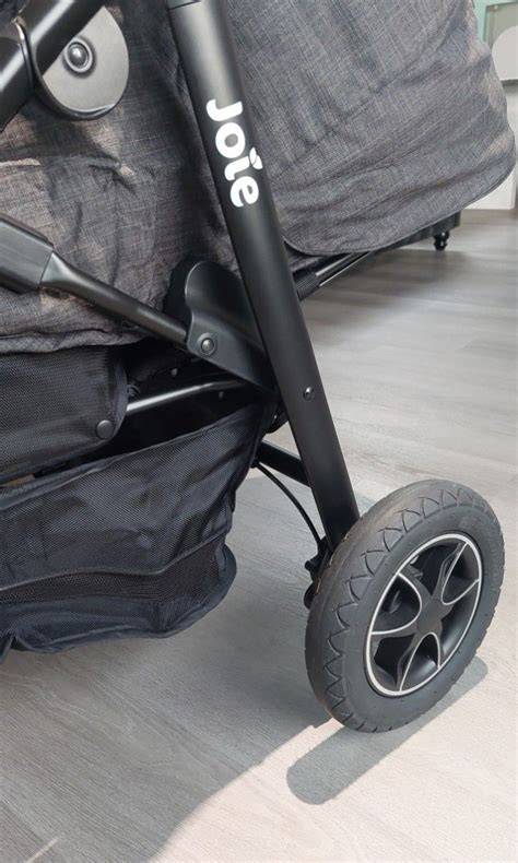 Infografika: Jak funguje Joie Mytrax a jeho hlavní funkce (teleskopická rukojeť, UPF 50, nafukovací kola, skládání).