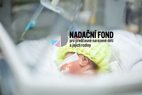 ilustrační fotografie rodičů držících v náručí velmi malé, předčasně narozené dítě