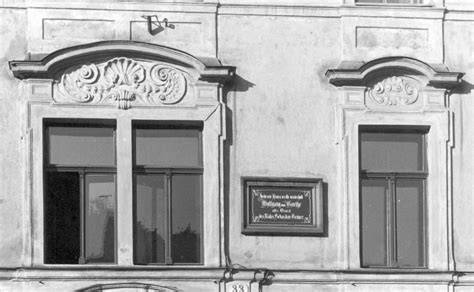 Pamětní deska a fasáda Petschkova paláce