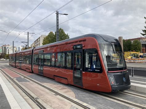 Infografika: Rozvržení tramvajových tratí a plánované nasazení ForCity Smart Artic v Helsinkách a Tampere.