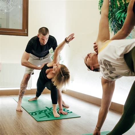 Fotografie studentů cvičících Ashtanga jógu