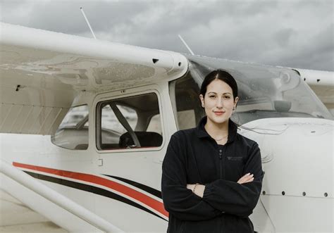 Ilustrační foto ženy-pilota v kokpitu