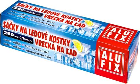 Nádoby na ledové kostky naplněné dětským pyré a sáčky na mražení.