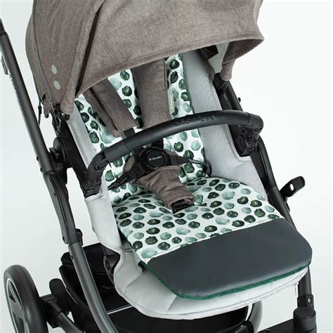 Schéma sportovního kočárku Jané Muum s vyznačením klíčových prvků, jako jsou kola, rukojeť, sedačka a úložný prostor.