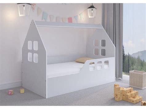 Dětská postel ve tvaru domečku s motivem lodi