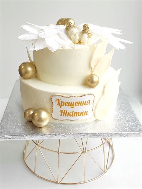 Koláž s různými druhy dortových dekorací pro křtiny (andílci, křížky, pastelové barvy).