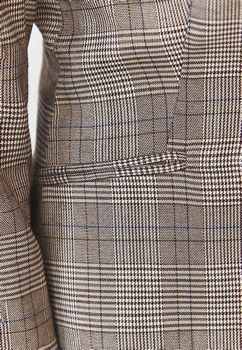Detailní záběr na látku s jemným kostkovaným vzorem od Dorothy Perkins