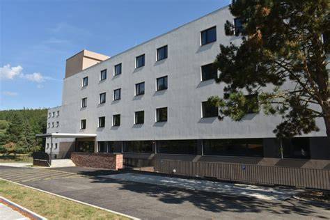 Mapa institucí spojených s porodnickou péčí a historií pedagogických prací