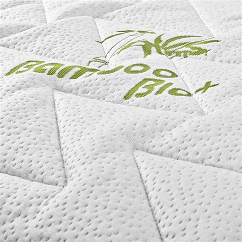 Ilustrace struktury bambusového vlákna s vyznačenými antibakteriálními a savými vlastnostmi