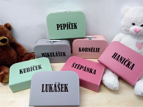 Ukázka různých barevných a vzorovaných variant kojeneckých body.