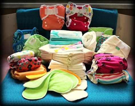 Ilustrace různých typů látkových plen a svrchních kalhotek